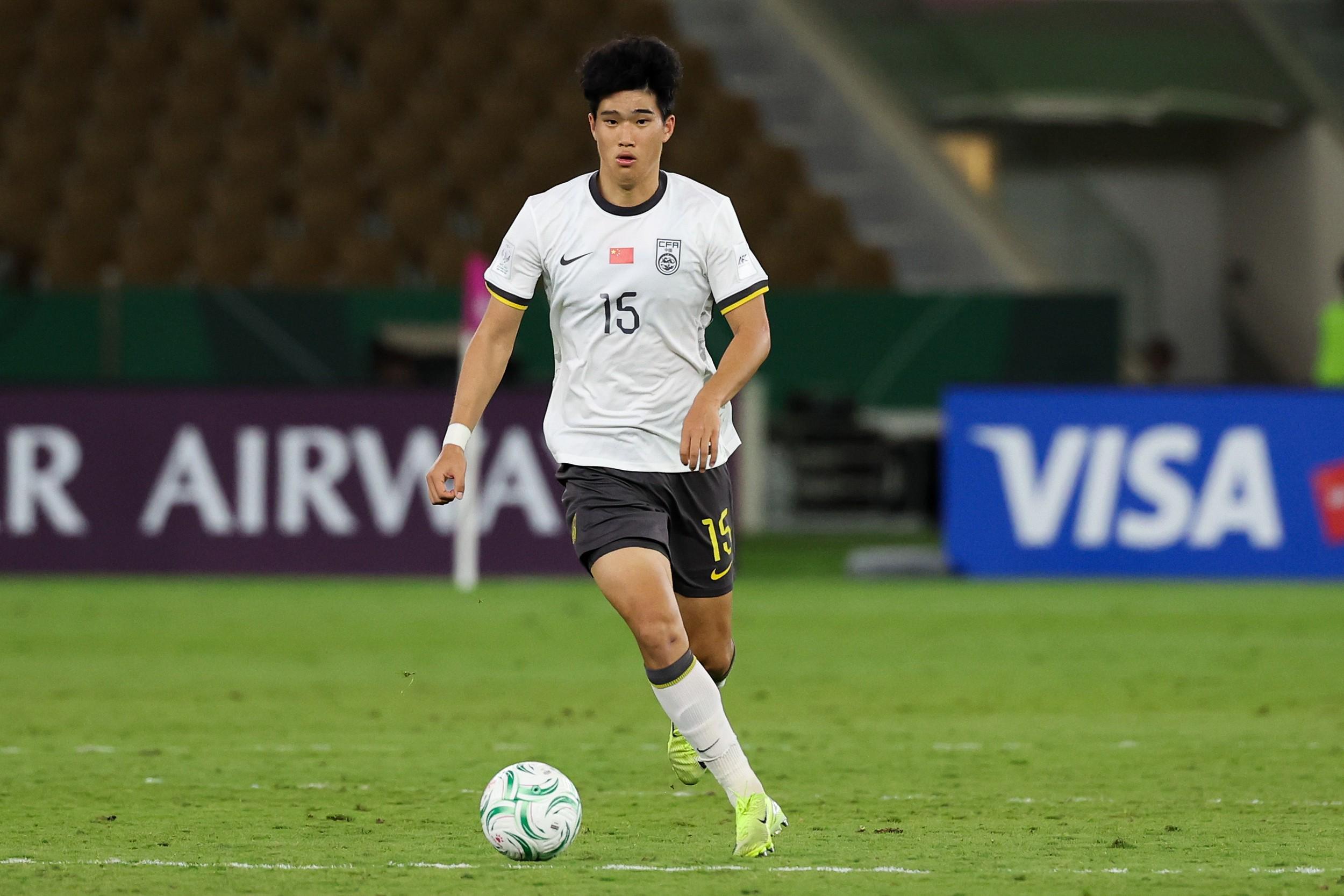 彭啸：小时候梦想踢中锋；拜合拉木有舞蹈天赋