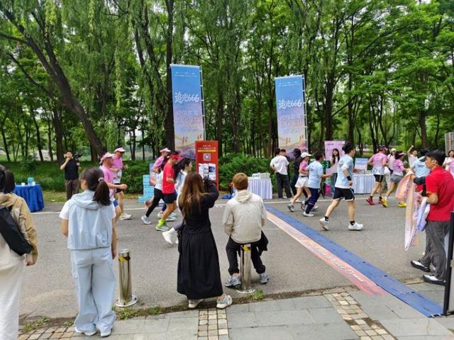 开云体育入口-一根绳子，六道光——一场让视障跑者被“看见”的六天六马挑战